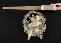 Silber-Lot, bestehend aus Silberbrosche mit Amor im Blütenkranz, Silber 925 und einem Lesezeichen