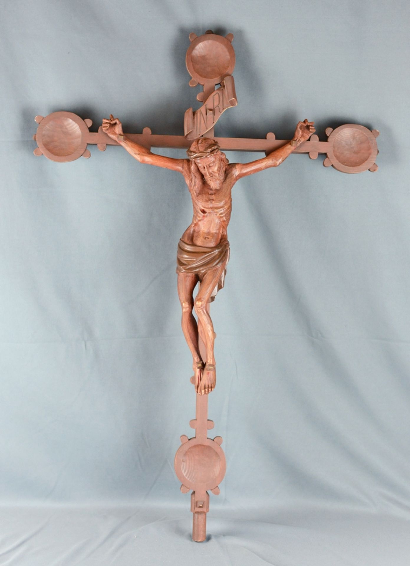 Kruzifix gekreuzigter Christus, über seinem Kopf Schriftzug "INRI", Kreuz mit kreisförmigen