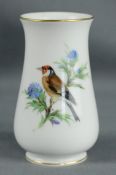 Kleine Vase mit Stieglitz, Goldränder, Schwertermarke Meissen, 1. Wahl, H 11cm, am Boden