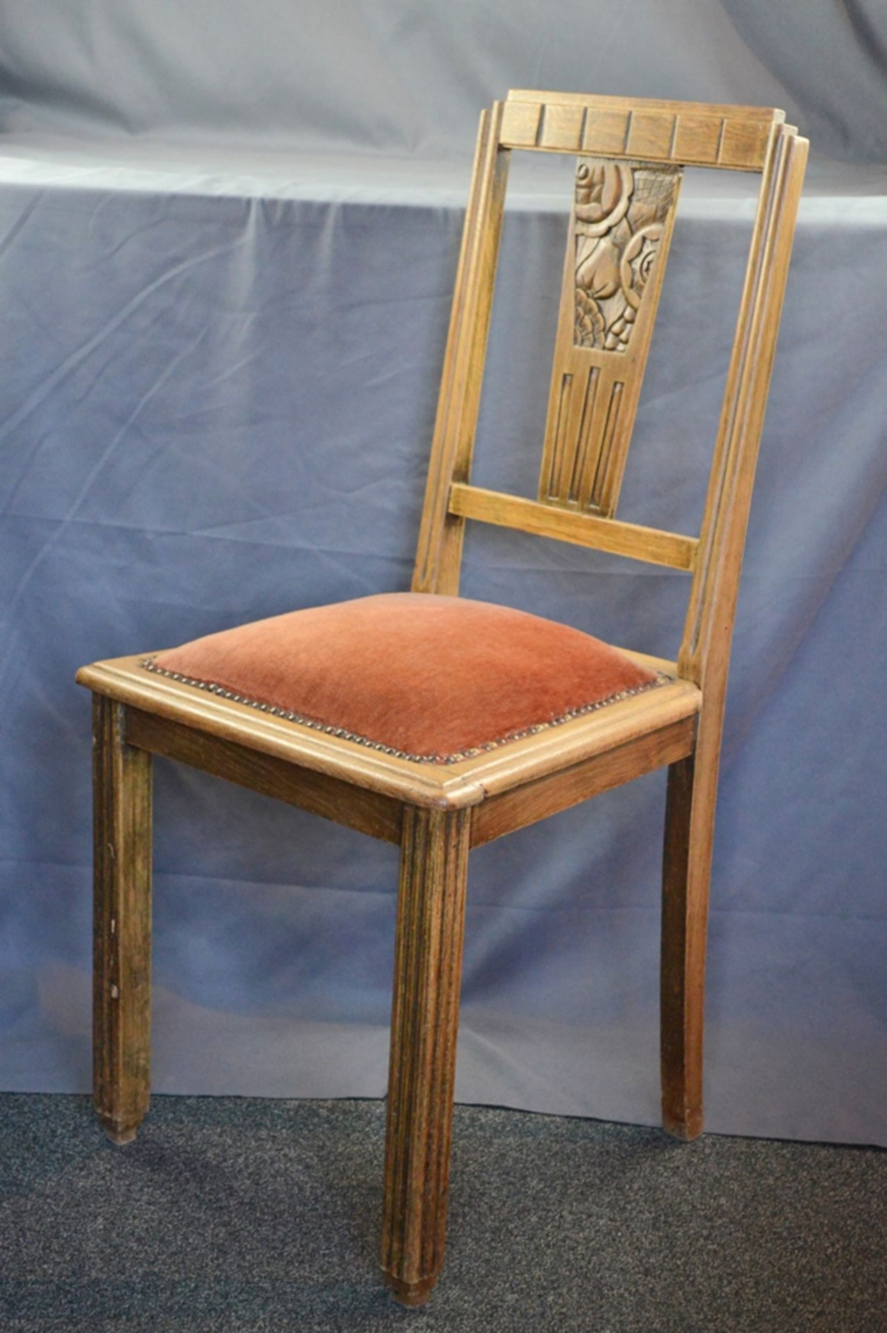 Ein Paar Stühle, gerade Lehne mit flachem Relief aus Blumen, vordere Vierkant-Beine kanneliert - Bild 2 aus 4