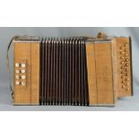 Alte Ziehharmonika, Hohner Amati, furniertes Holzkorpus, an einer Seite geschnitzt gearbeitet,