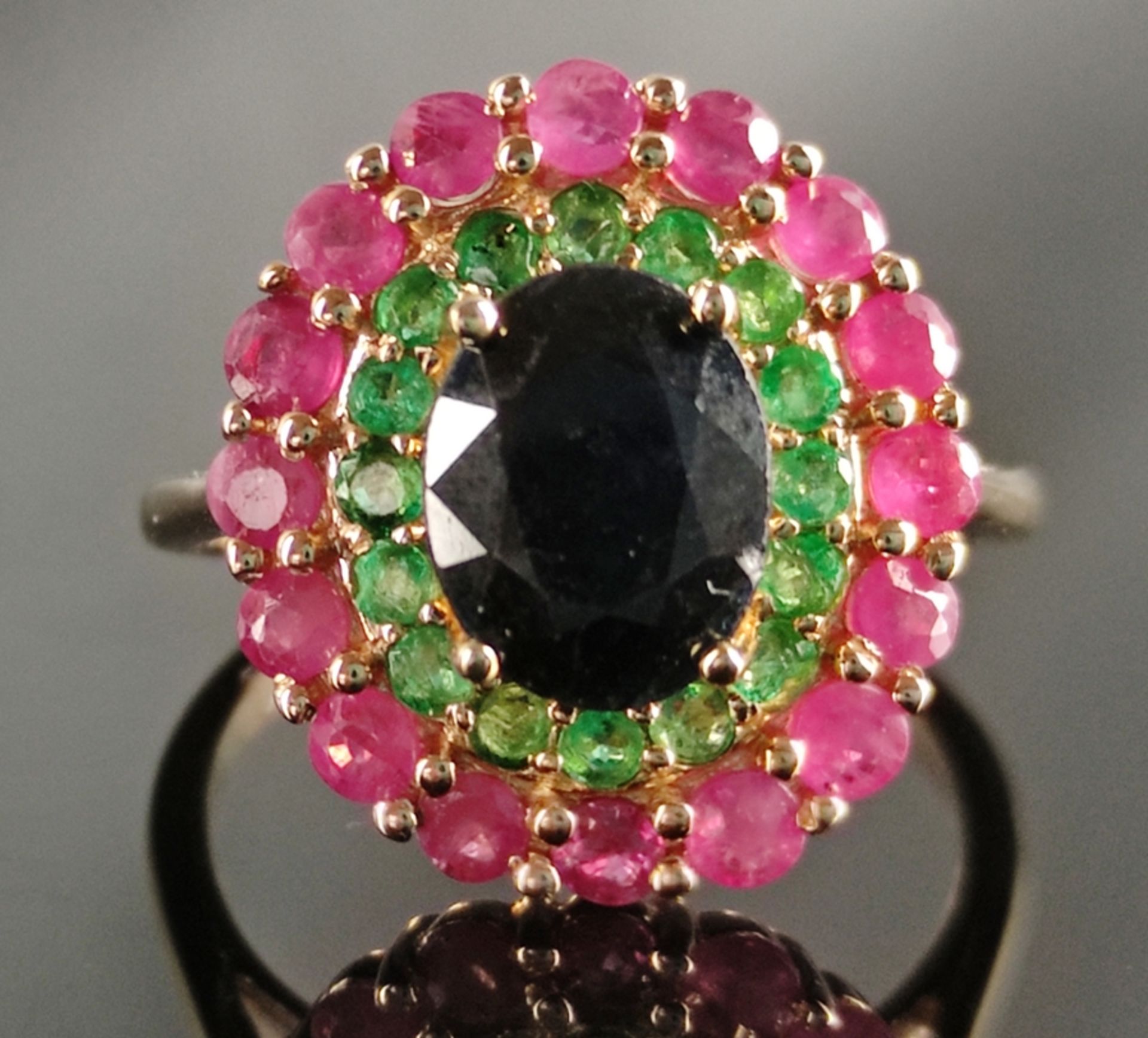 Ring, mittig großer facettierter Stein (wohl Spinell) umgeben von grünen und pinken Steinen, - Image 2 of 5