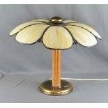 Tischlampe marmoriertes Glas mit Perlmutteffekt als Blütenblätter geformt, eingefasst in