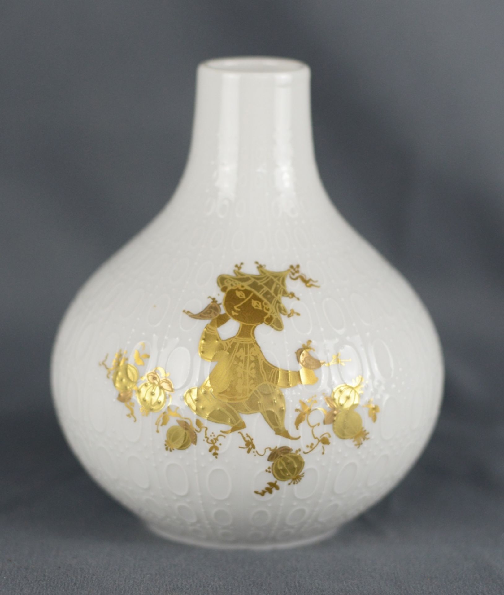 Kugelvase mit schlankem Hals, reliefierter Oberfläche, Weißporzellan mit Golddekor, Rosenthal, - Image 2 of 3