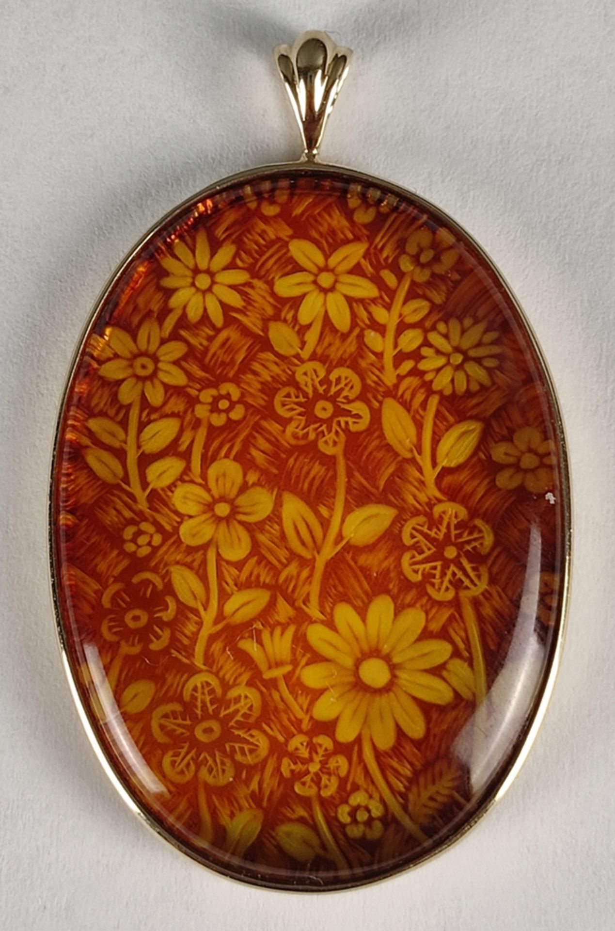 Anhänger, oval, eingefasster Schmuckstein dekoriert mit floralem Muster, gefasst in 585/14K - Image 3 of 4
