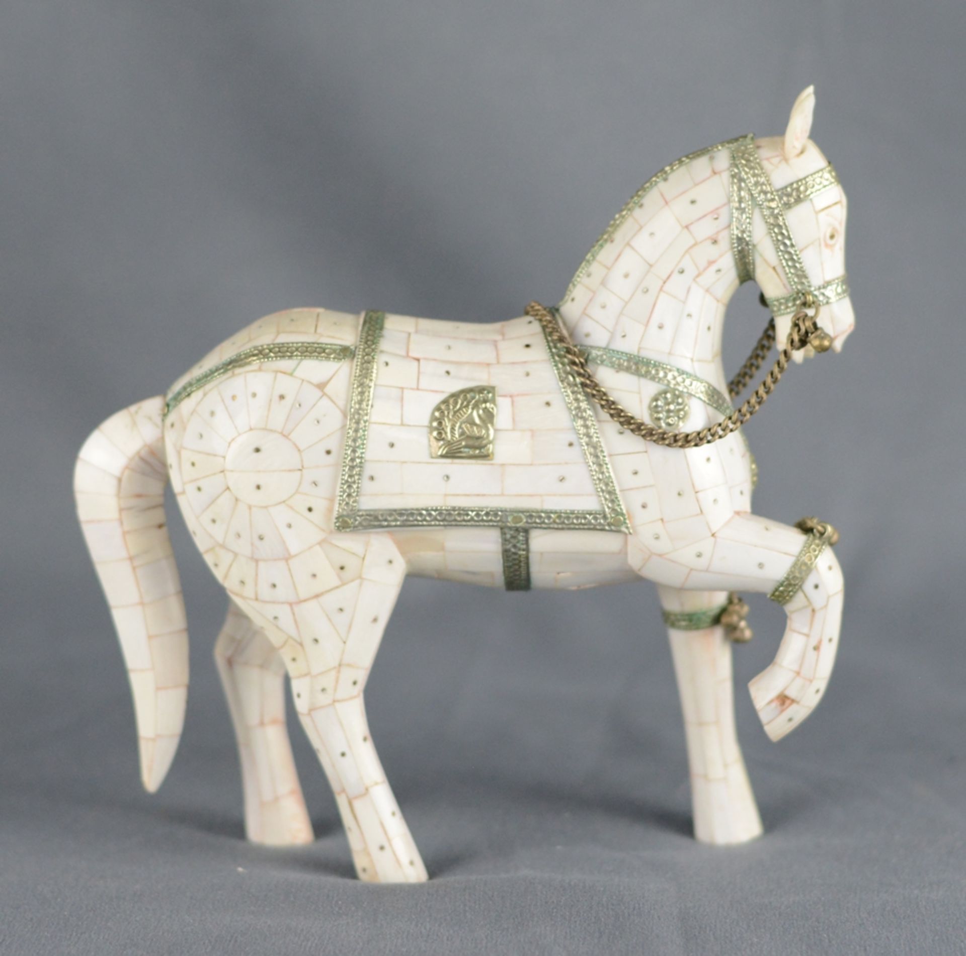 Pferdefigur, mit Perlmuttplatten gearbeitet, Korpus aus Bein, dekoriert mit Beschlägen in Silber und - Image 2 of 4