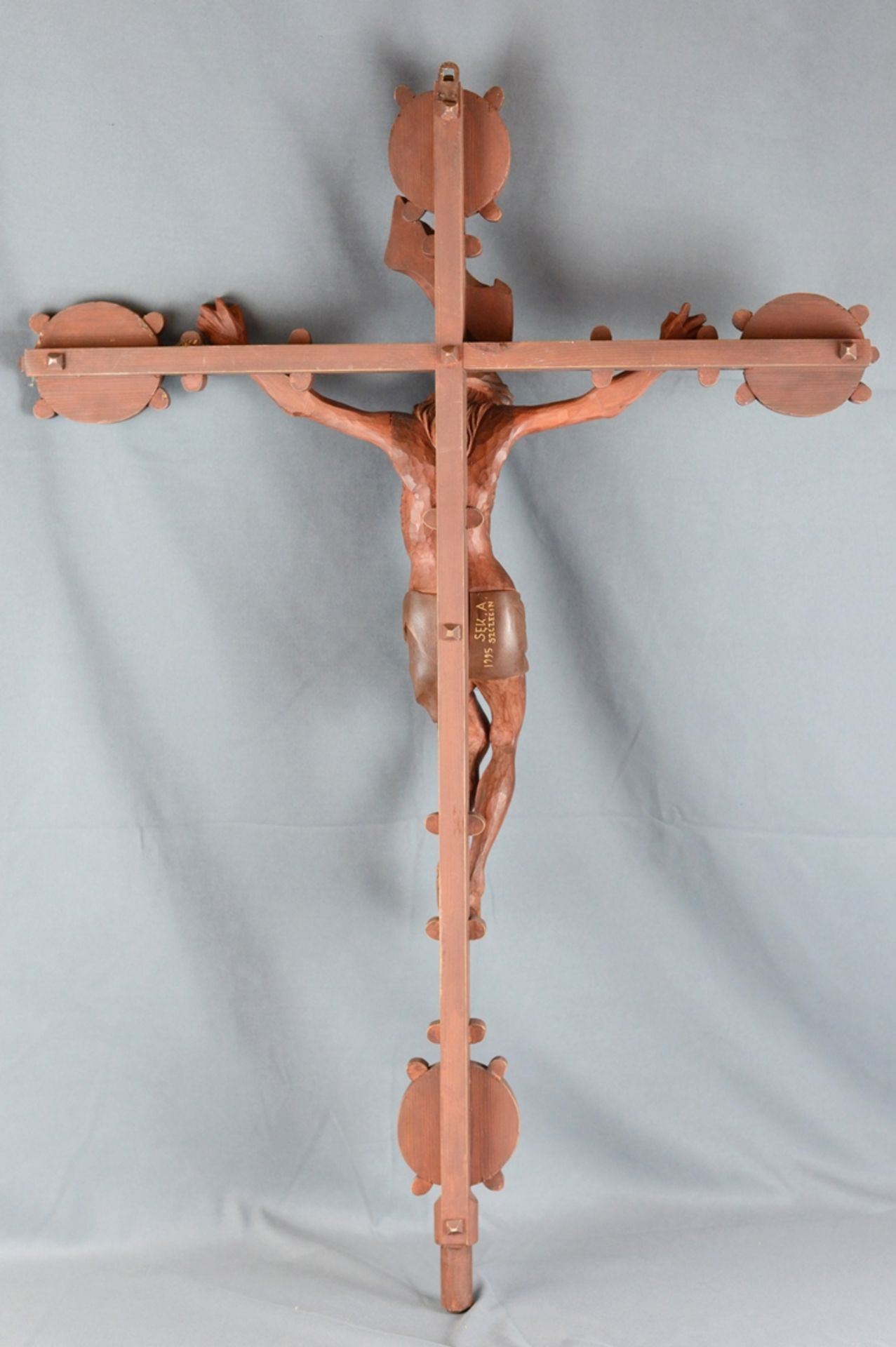 Kruzifix gekreuzigter Christus, über seinem Kopf Schriftzug "INRI", Kreuz mit kreisförmigen - Image 2 of 3
