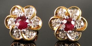Paar Ohrstecker als Blumen, mittig je ein Rubin umgeben von kleinen Diamanten, 585/14K Gelbgold, 2,