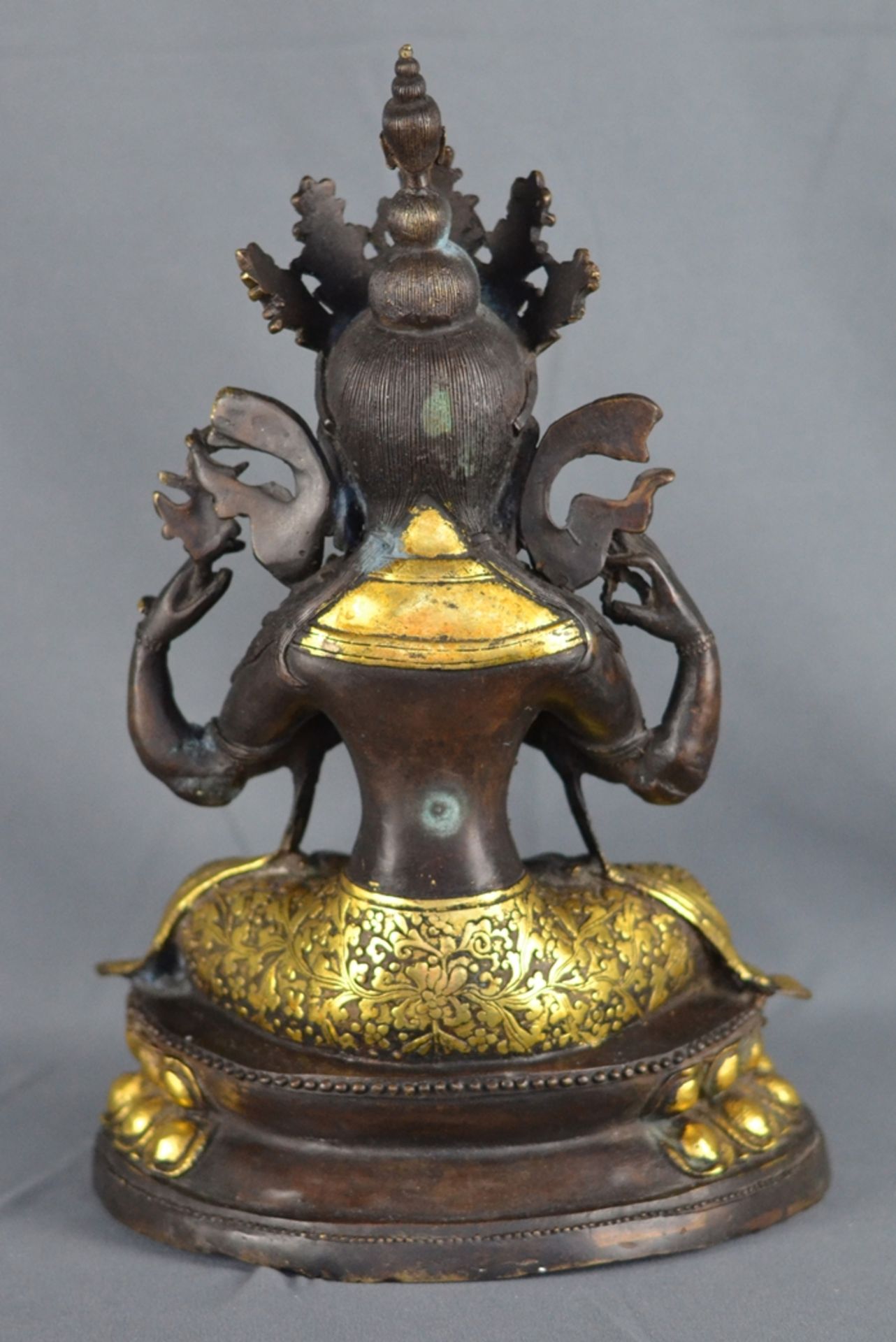 Boddhisatva, Avalokiteshvara Buddha mit vier Armen, wohl Tibet, Vergoldung, Bronze (gewichtet), 32, - Image 2 of 2
