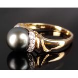 Ring, Tahiti Zuchtperle Durchmesser ca. 10mm, 6 kleine Brillanten, Gelbgold 585/14K, 4g (total),