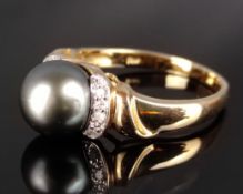 Ring, Tahiti Zuchtperle Durchmesser ca. 10mm, 6 kleine Brillanten, Gelbgold 585/14K, 4g (total),