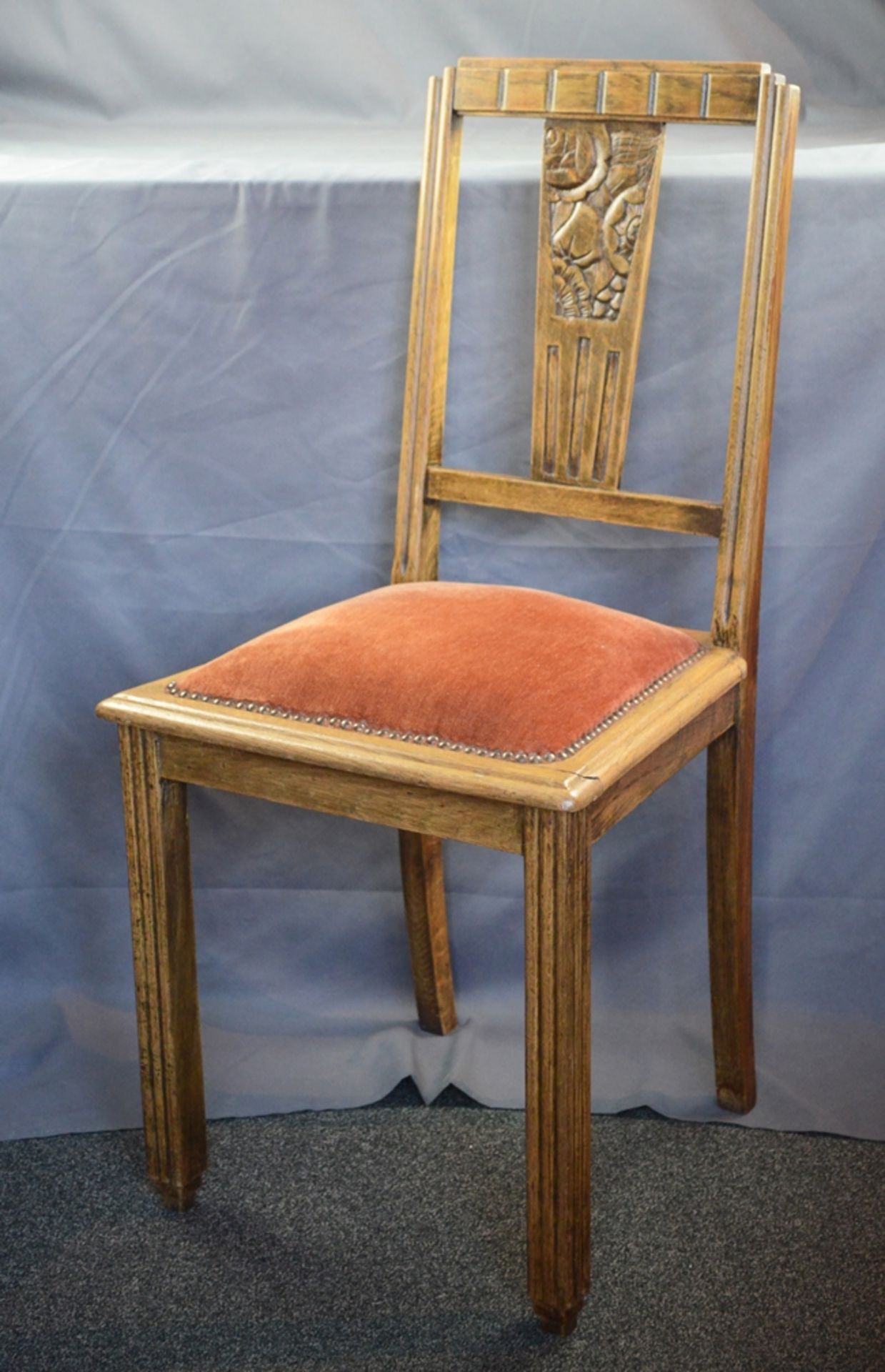 Ein Paar Stühle, gerade Lehne mit flachem Relief aus Blumen, vordere Vierkant-Beine kanneliert - Image 4 of 4