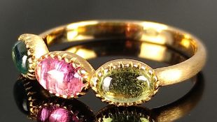 Ring mit drei verschiedenen Schmucksteinen in Krappenfassungen, 585/14K Gelbgold mattiert, 2,1g,