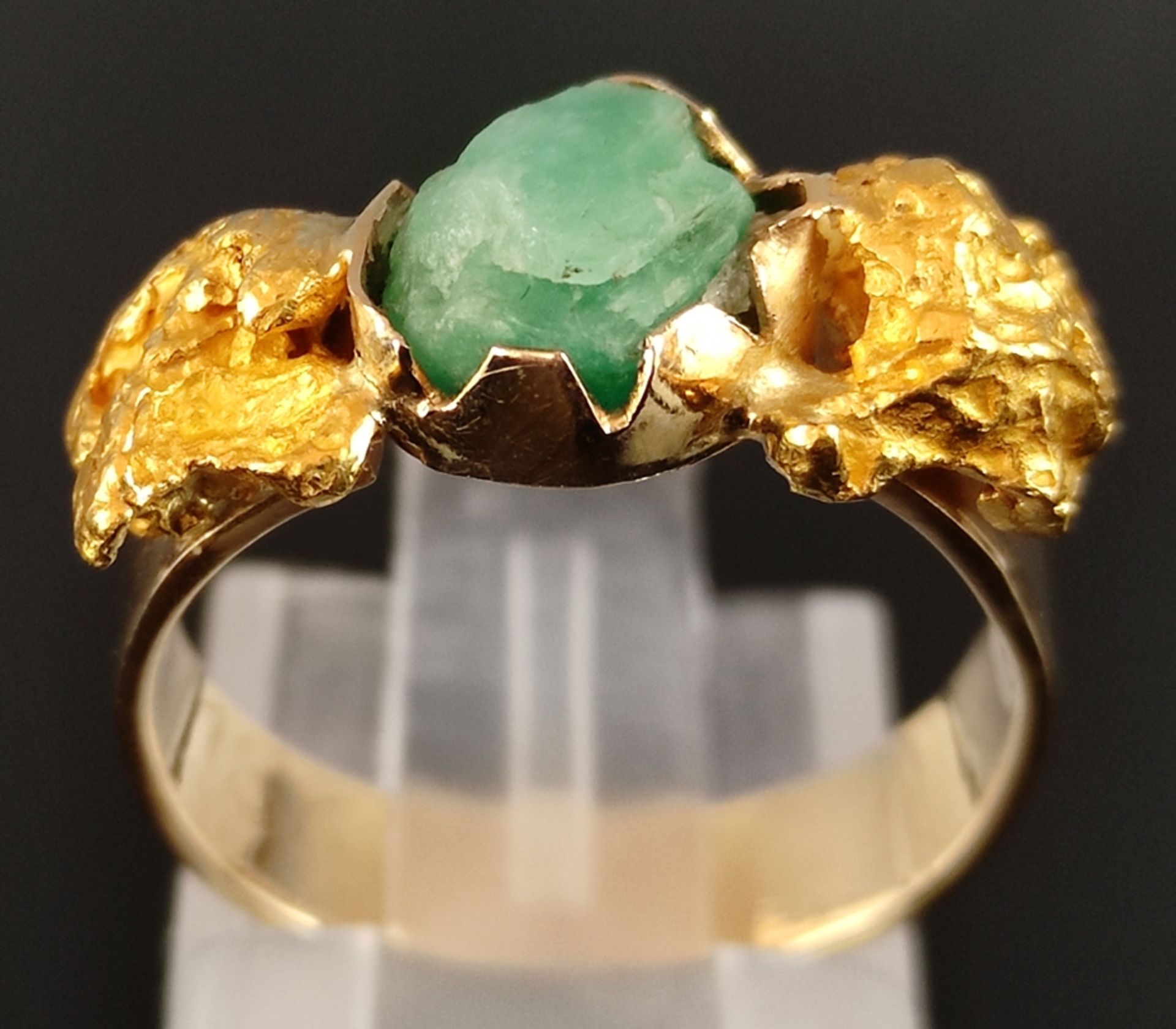 Moderner Ring, mittig grüner Rohstein, daneben je ein Goldnugget, Goldschmiedearbeit, 750/18K - Image 4 of 5