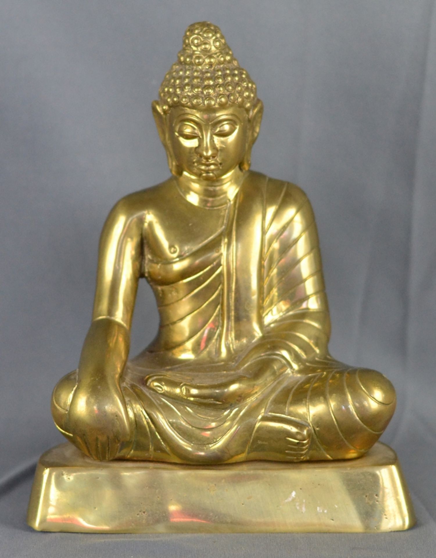 Akshobaya-Buddha in Bhumisparsha mudra, auf halbmondförmigem Sockel, Messing (gewichtig), Asien 20.