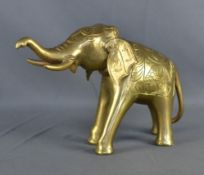 Elefant, mit erhobenem Rüssel, Messing, ziseliert gearbeitet, Indien, 20. Jahrhundert, 2,4kg,