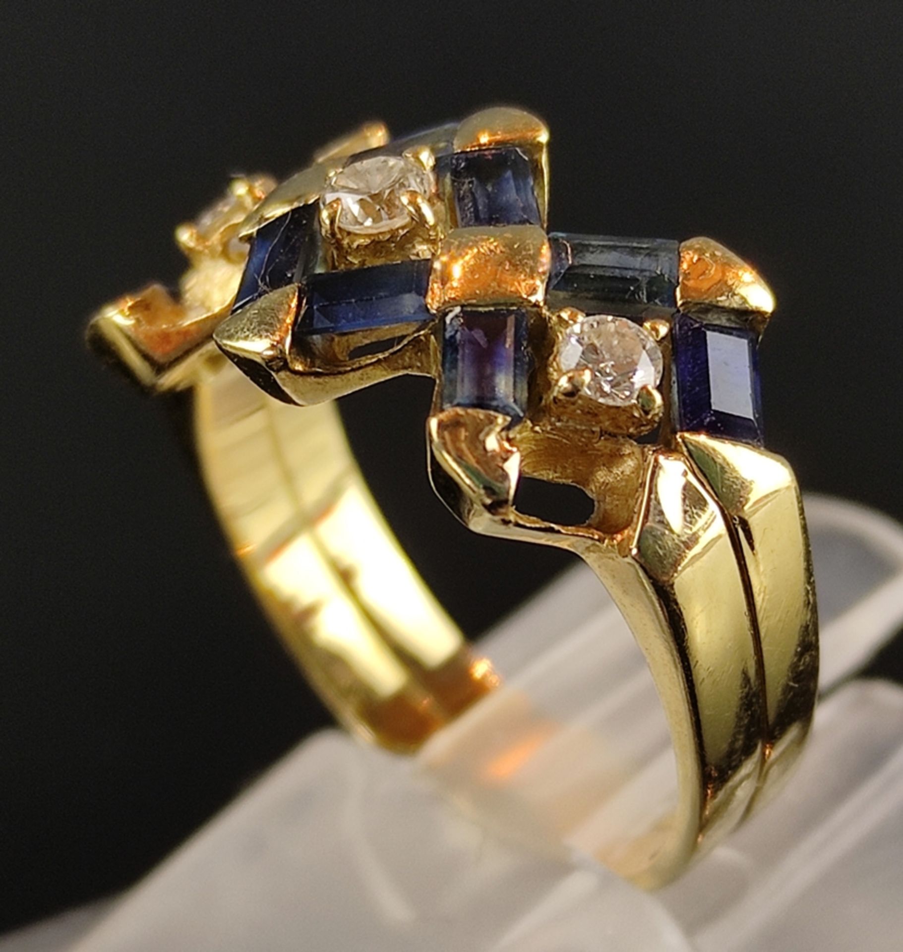 Ring, Saphir und 3 Brillanten, zusammen um 0,15ct, 750/18K Gelbgold, 5,9g, Größe 54, 3 Saphire fehl - Bild 5 aus 6