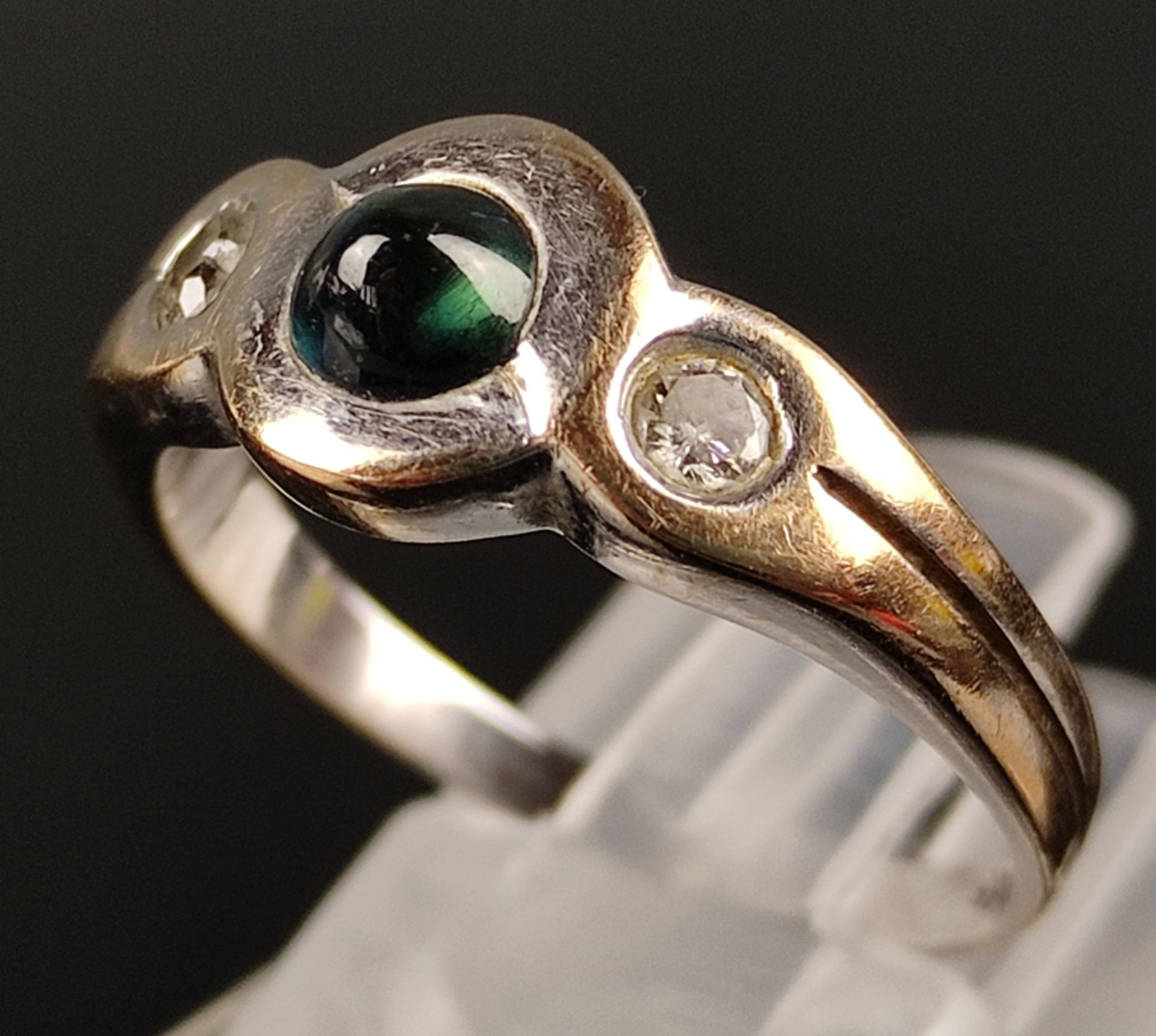 Ring, mittig grüner Schmuckstein, links und rechts daneben je ein Brillant, zusammen ca. 0,12ct, 58 - Bild 3 aus 5