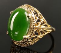 Ring mit grünem Jade-Cabochon 4,5 Karat, in filigraner Fassung, Silber 835 vergoldet 585/14K Gelbgo