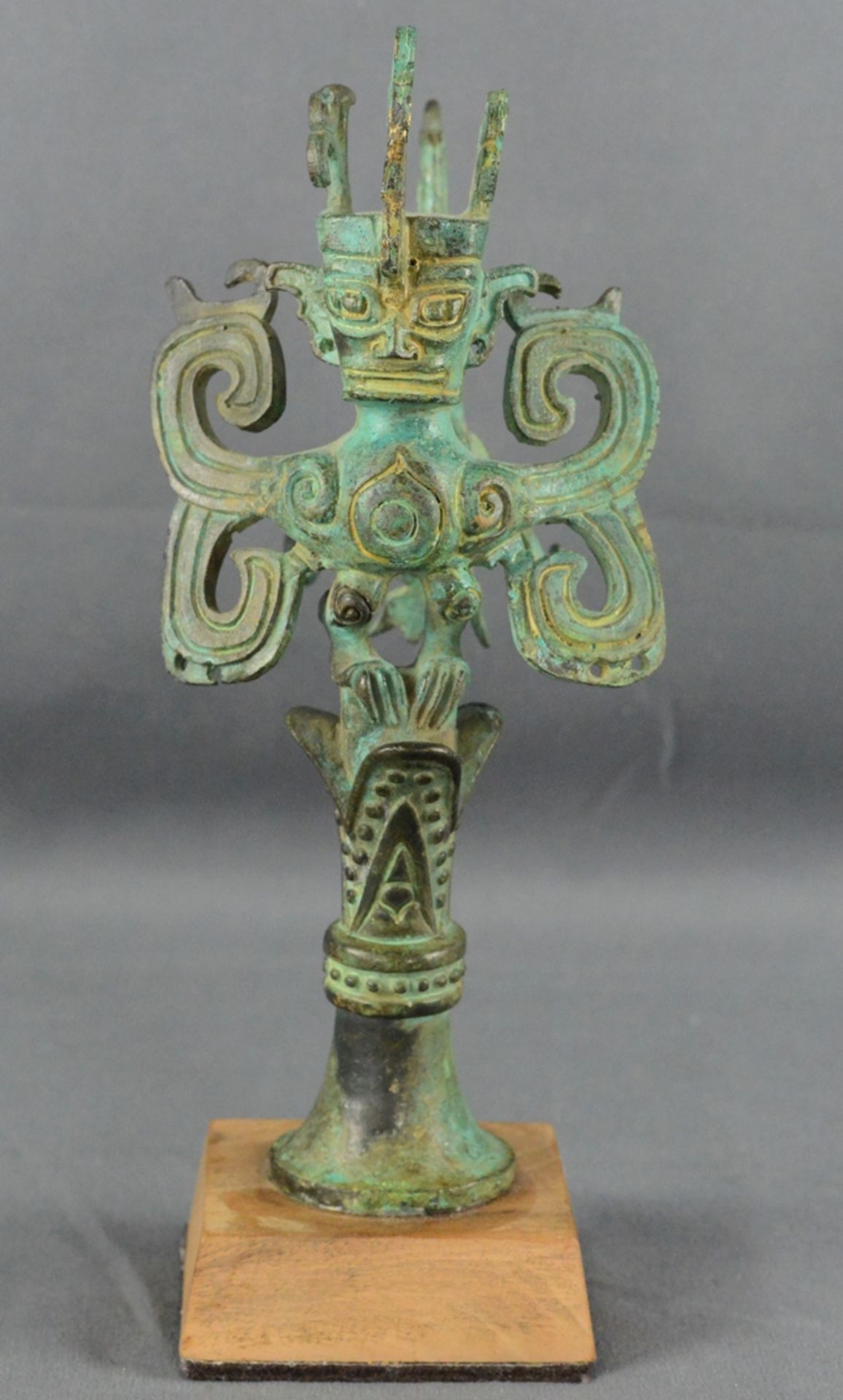 Bird representation, replica after a large bronze statue of the Sanxingdui site in the Sichuan prov