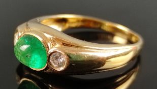 Ring mit Smaragd-Cabochon, seitlich je ein Brillant, zusammen um ca. 0,2ct, 750/18K Gelbgold, 5g, G