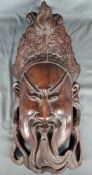 Große asiatische Maske, Gesicht bekrönt mit Lotusblüte, geschwungener Bart, Augen eingesetzt (teilw