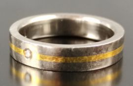 Ring, mit kleinem Brillanten und eingelegtem goldenen und dunkelgrauem Band, Titan, 2,5g, Größe 53