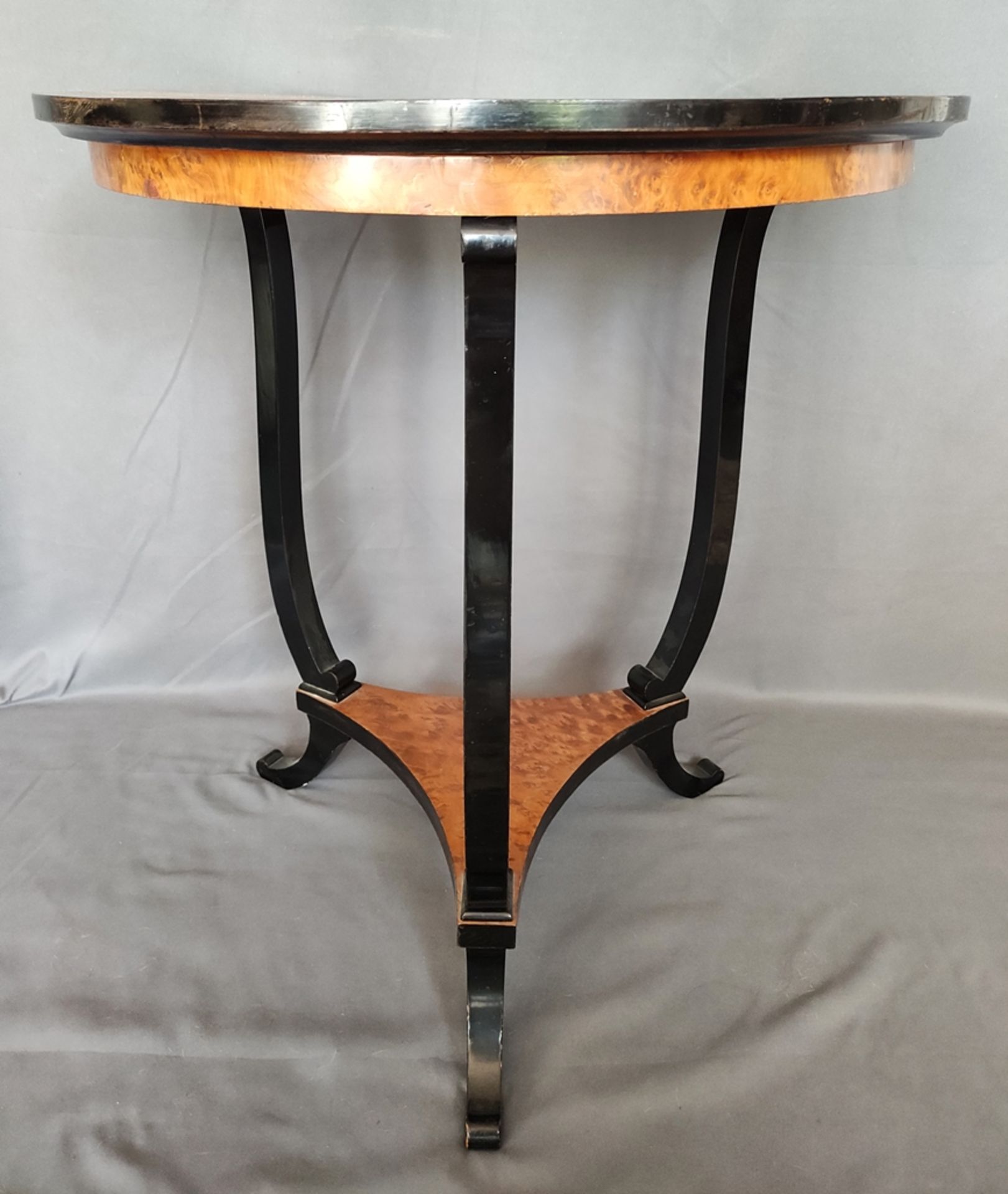 Elegant side table, round top with dark rim and small vegetal motives, centered walnut veneer, thre - Image 2 of 4