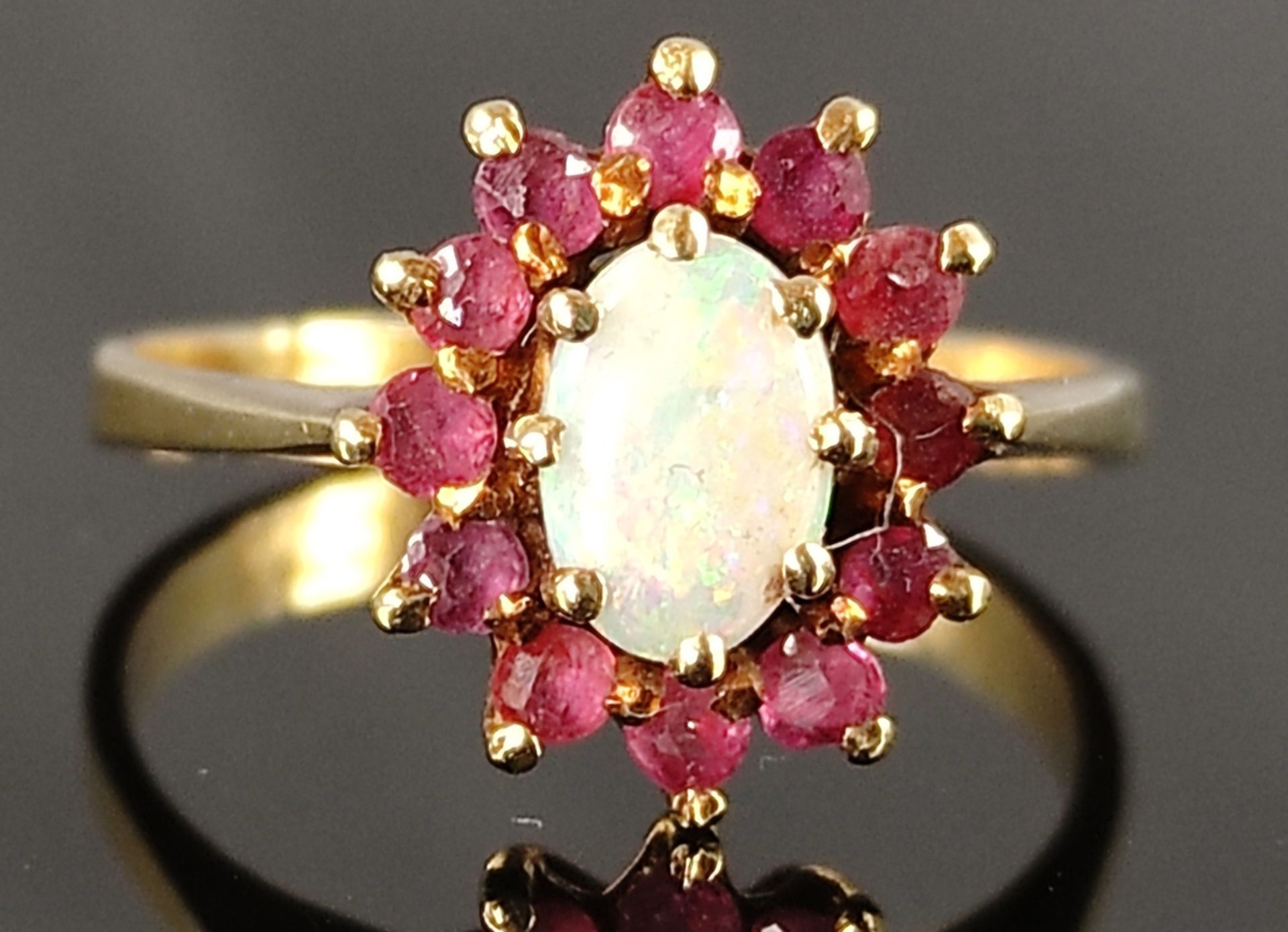Ring, mittig Opal umgeben von kleinen Rubinen in Krappen gefasst, Gelbgold 585/14K, 3,9g, Größe 56 - Bild 2 aus 5