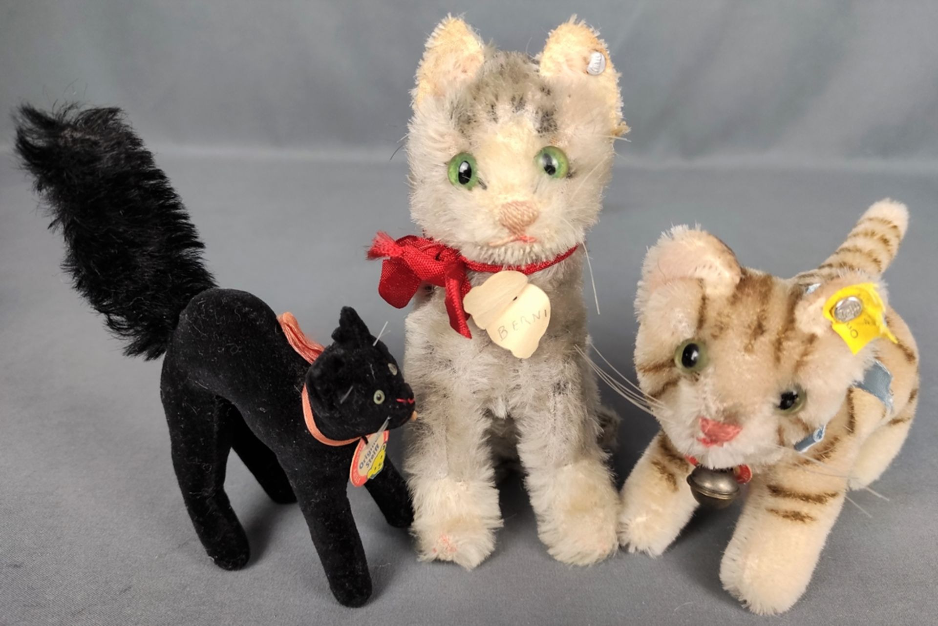 Steiff-Konvolut, 3 Katzen, bestehend aus Susi, Tapsy und einer schwarzen Katze