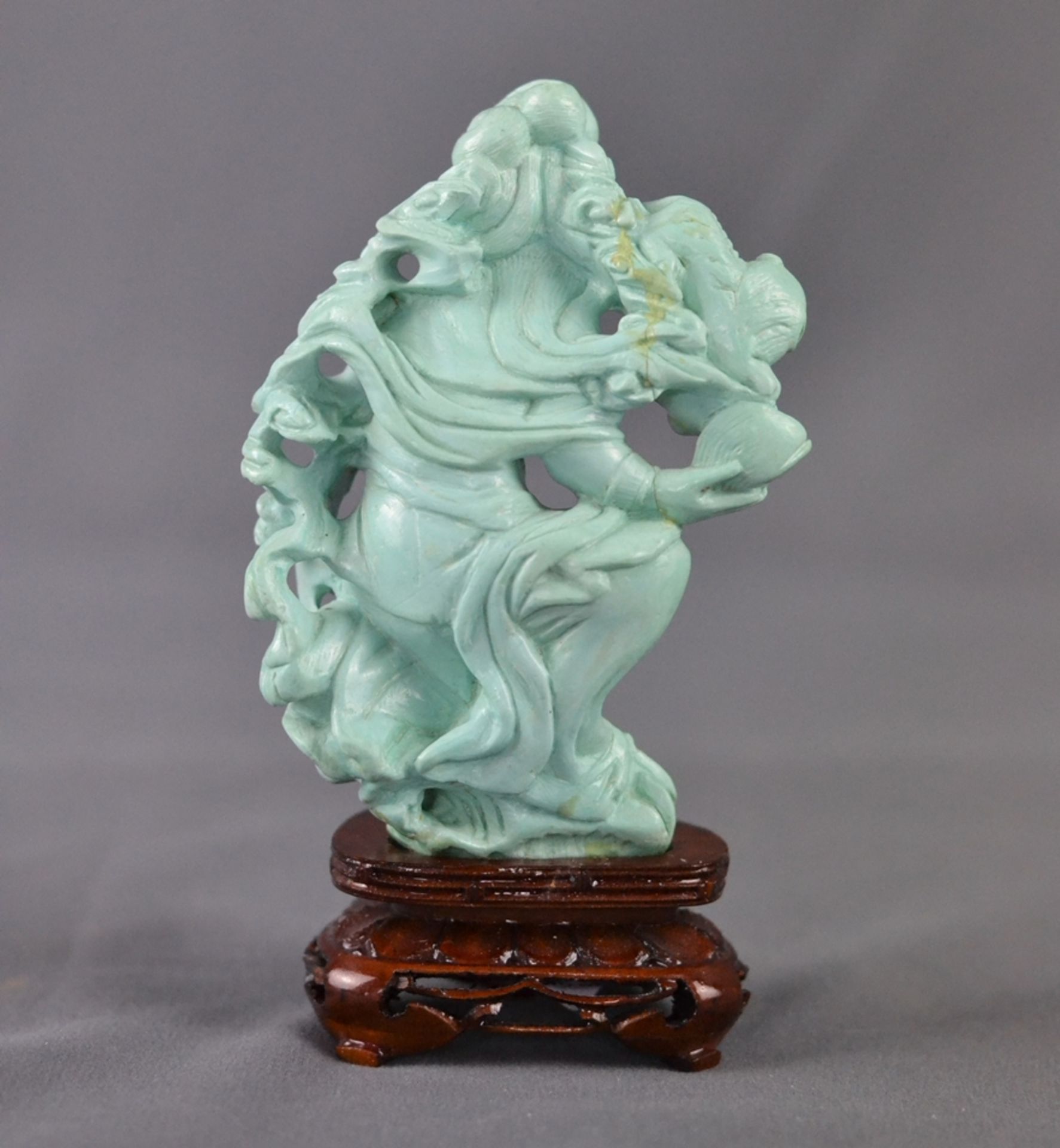 Statue of a woman, with two Fu dogs, turquoise, marked on bottom, China, on wooden base, height 9,5 - Image 3 of 7