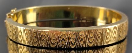 Bangle, with chiselled wavy pattern, 585/14K yellow gold, goldsmith mark D with crown, 30.0g, 6.2cm