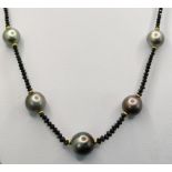 Schwarze Diamantenkette mit 9 Tahitiperlen, Durchmesser zur Mitte hin größer werdend, größte Perle