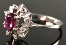 Ring mit pinkem Schmuckstein, wohl Rubellit, umgeben von kleinen Brillanten, 585/14K Weißgold, 2g, 