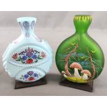 2 Schnupftabak-Flaschen, eine grünes opakes Glas, beidseitig dekoriert mit Pilzen, Höhe 10,5cm, auf