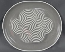 Design-Teller, Wandteller, im Spiegel reliefplastisches Gebilde mit grauen Linien, Jahresteller 197