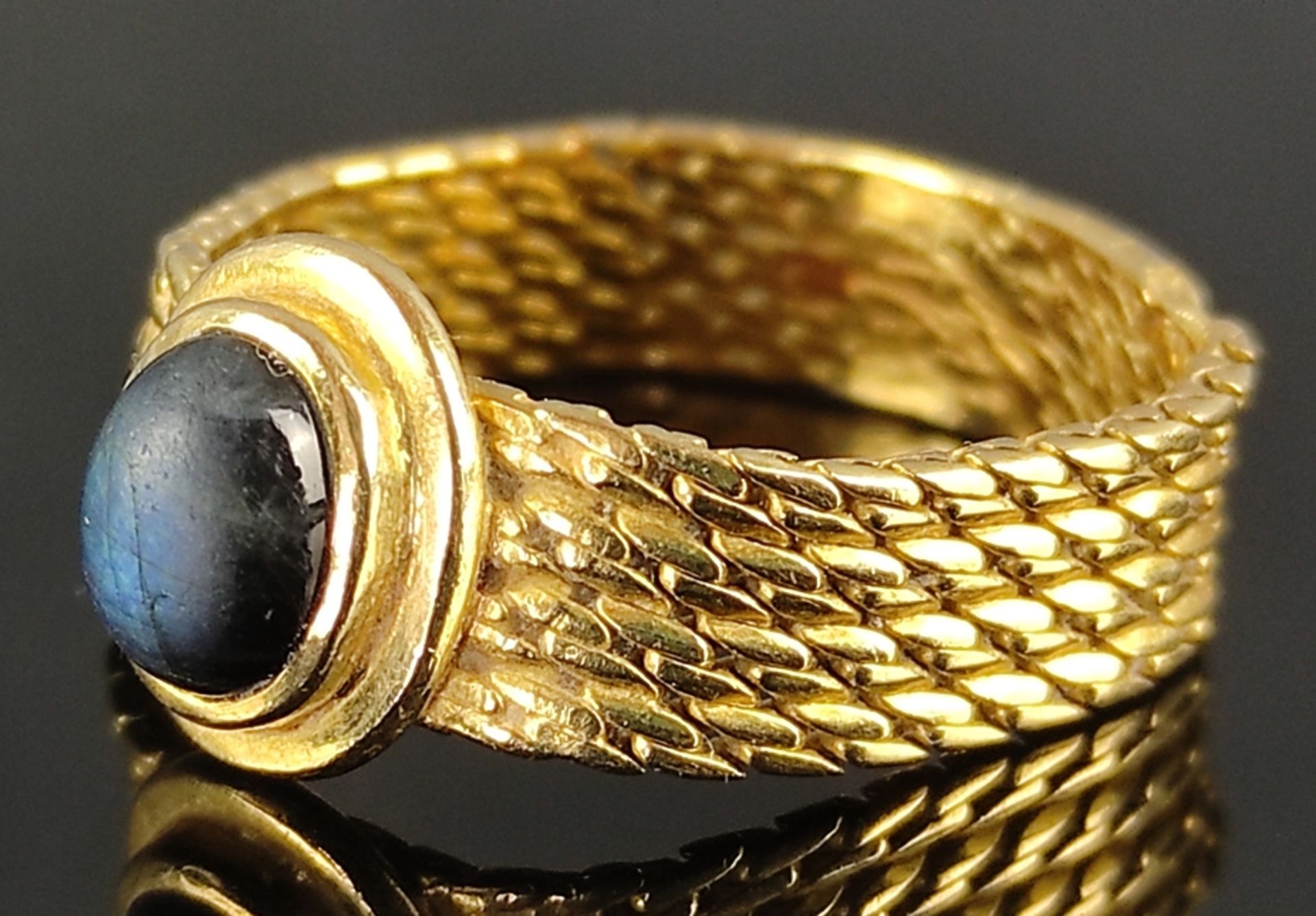 Ring mit dunkelblauem Cabochon (Oberfläche matt), flexibles Band (an einer Stelle leicht eingerisse