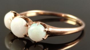 Opal-Ring, mit drei weißen Opal-Cabochons, in Krappen eingefasst, 585/14K Rotgold, 1,8g, Größe 62