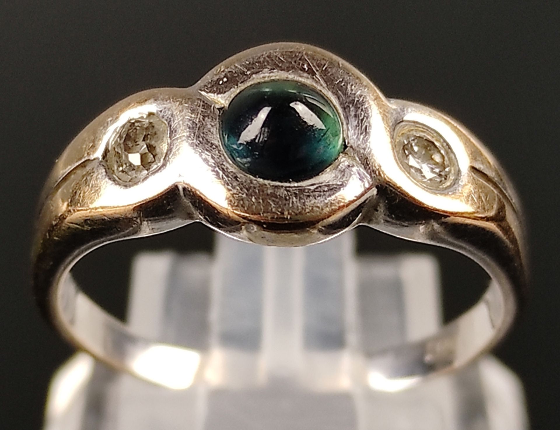 Ring, mittig grüner Schmuckstein, links und rechts daneben je ein Brillant, zusammen ca. 0,12ct, 58 - Bild 4 aus 5