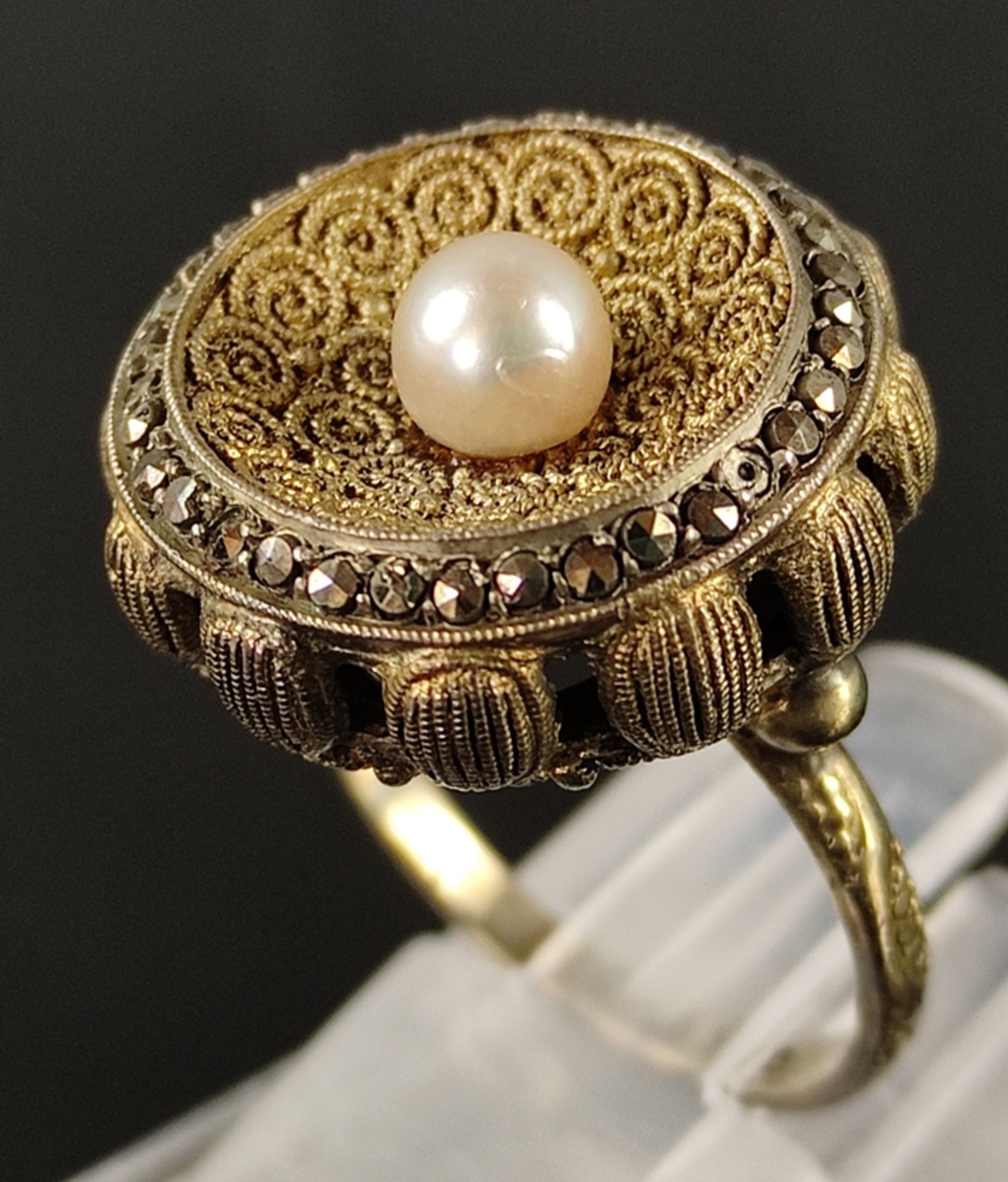 Ring, in byzantinischem Stil, mittig eine Perle, darum kleine Markasiten (zwei fehlen), Silber 925, - Bild 4 aus 5