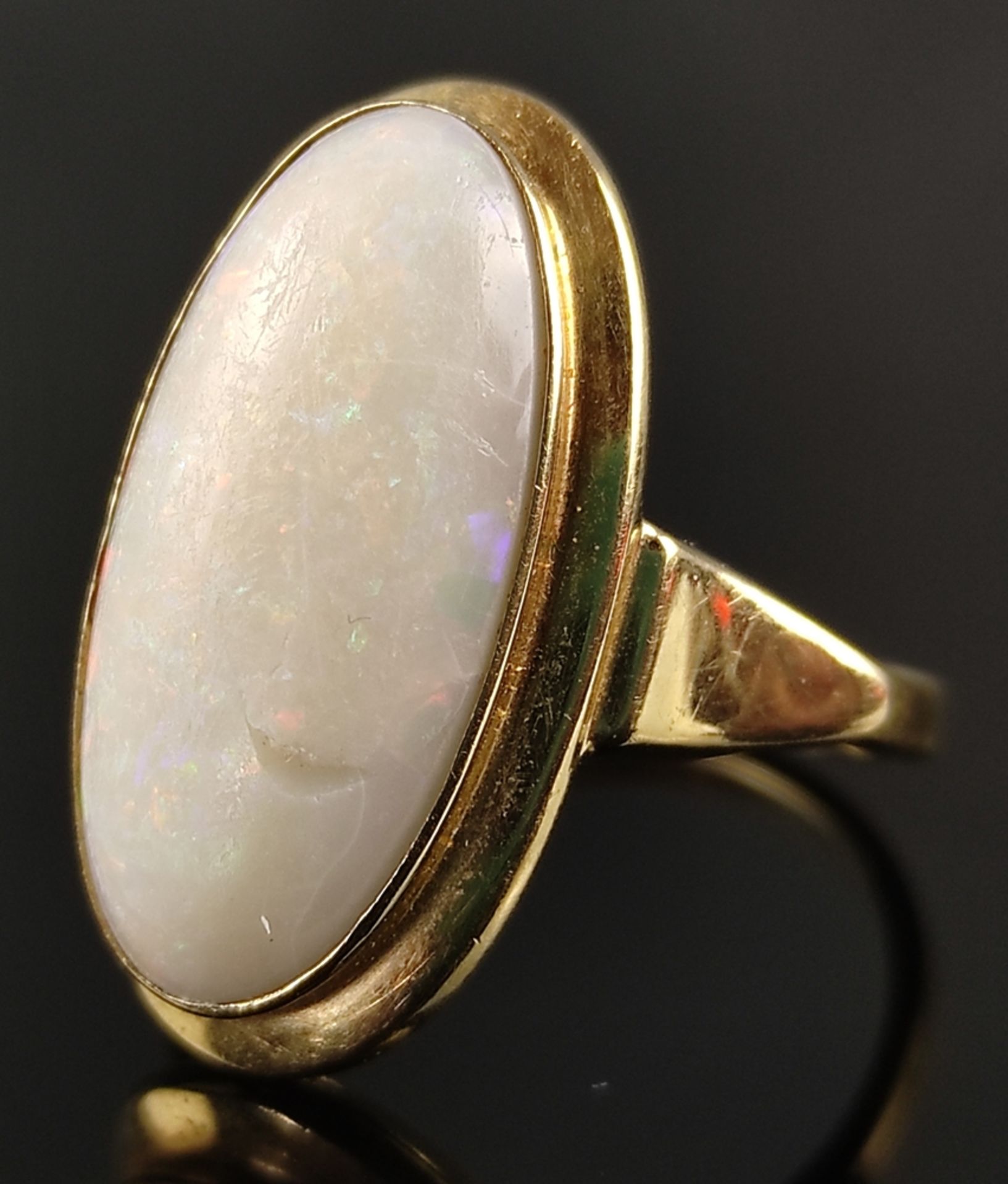 Opal-Ring, großer ovaler Opal 19,9x9,9mm, (kleiner Chip), eingefasst in 585/14K Gelbgold, Gesamtgew