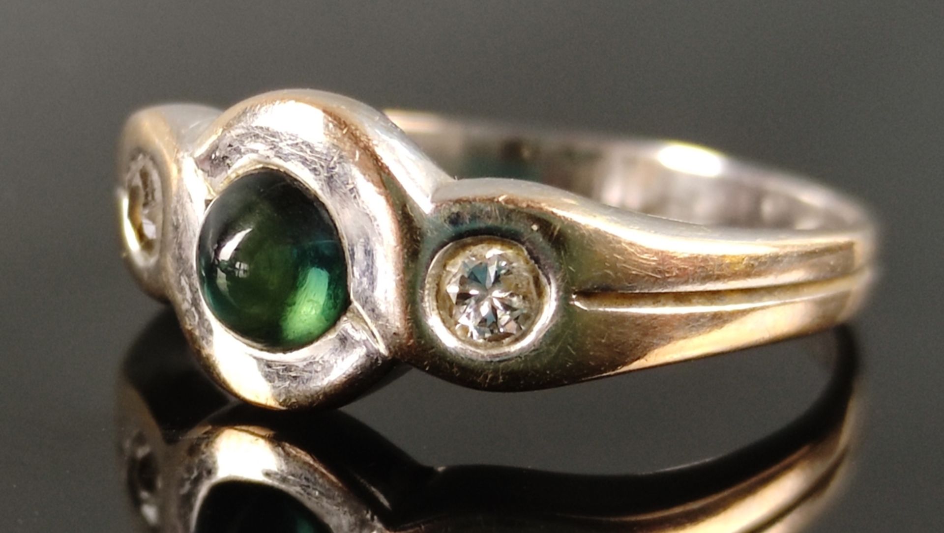 Ring, mittig grüner Schmuckstein, links und rechts daneben je ein Brillant, zusammen ca. 0,12ct, 58