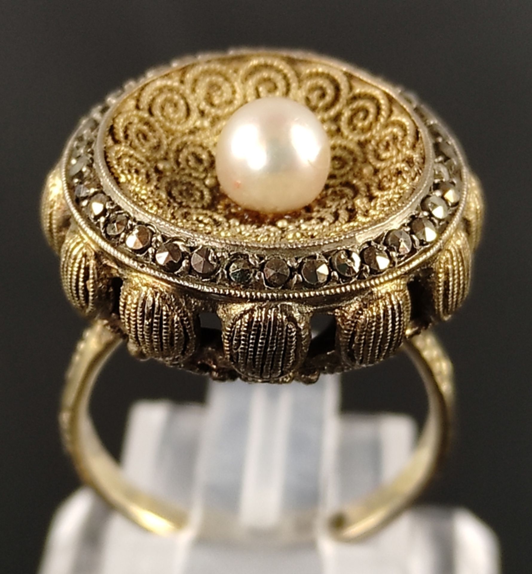 Ring, in byzantinischem Stil, mittig eine Perle, darum kleine Markasiten (zwei fehlen), Silber 925, - Bild 3 aus 5