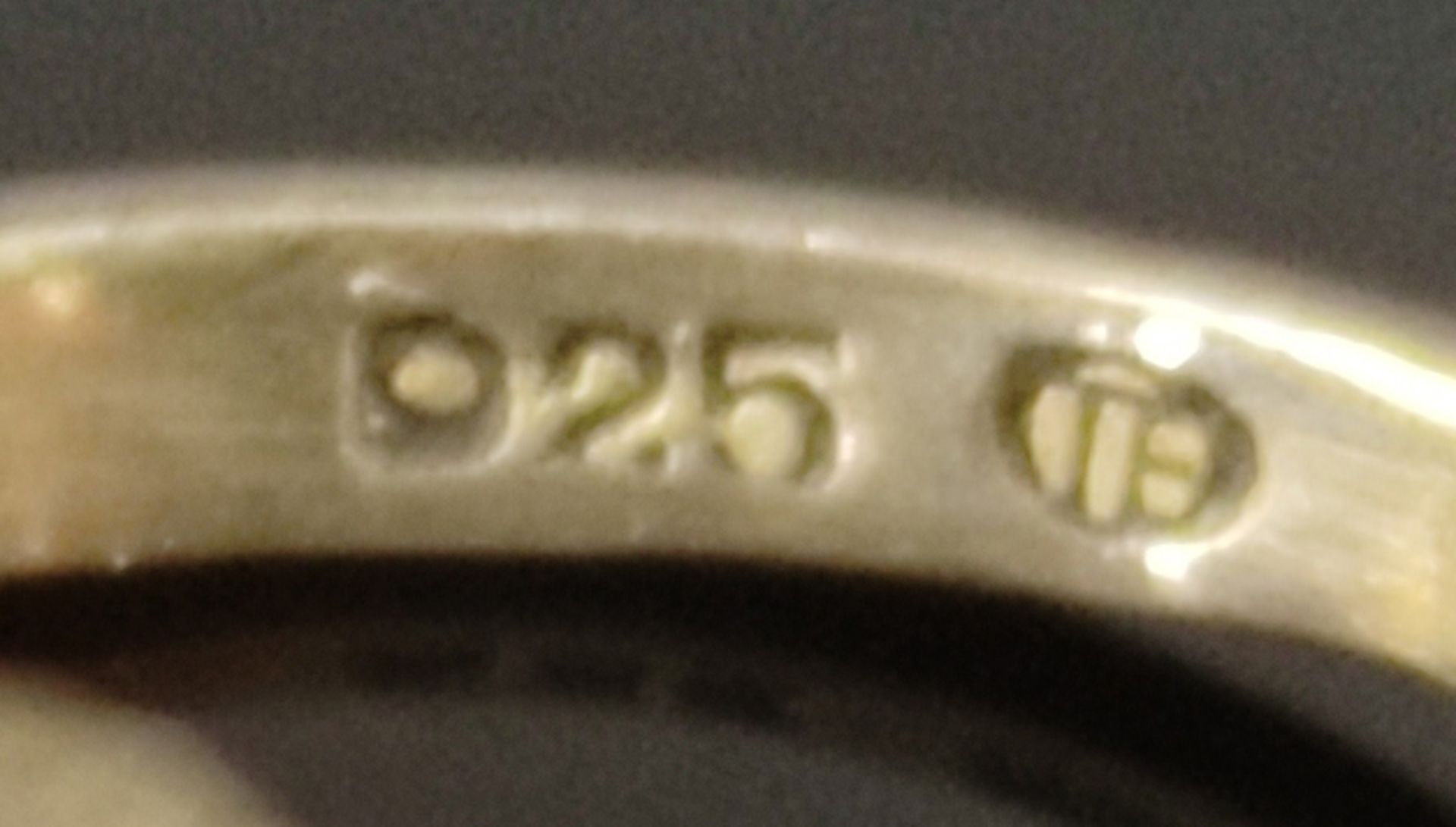 Ring, in byzantinischem Stil, mittig eine Perle, darum kleine Markasiten (zwei fehlen), Silber 925, - Bild 5 aus 5