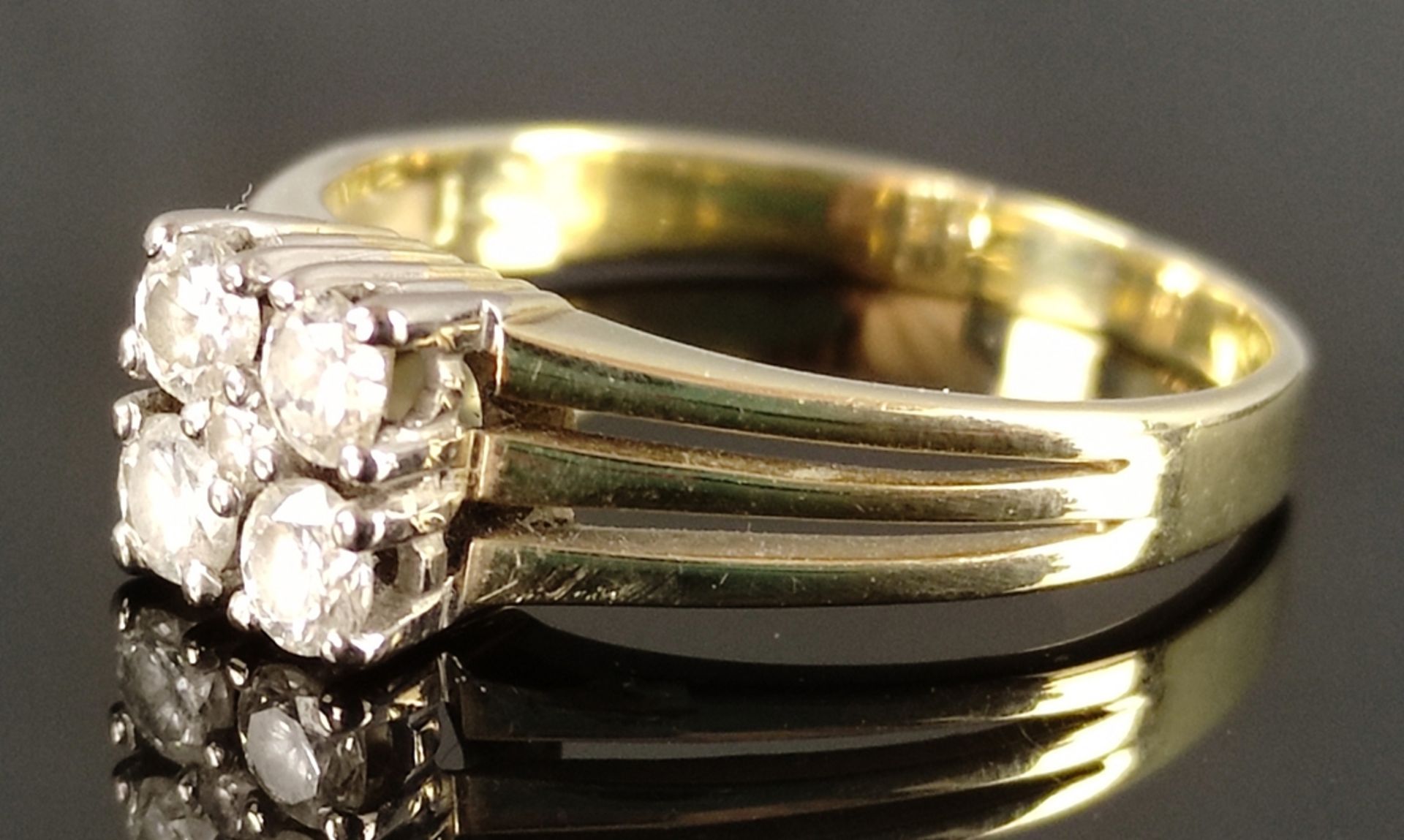 Ring mit 5 Brillanten, zusammen ca. 0,42ct, in Weißgold gefasst, an Gelbgold-Band, 585/14K, 3,5g, G