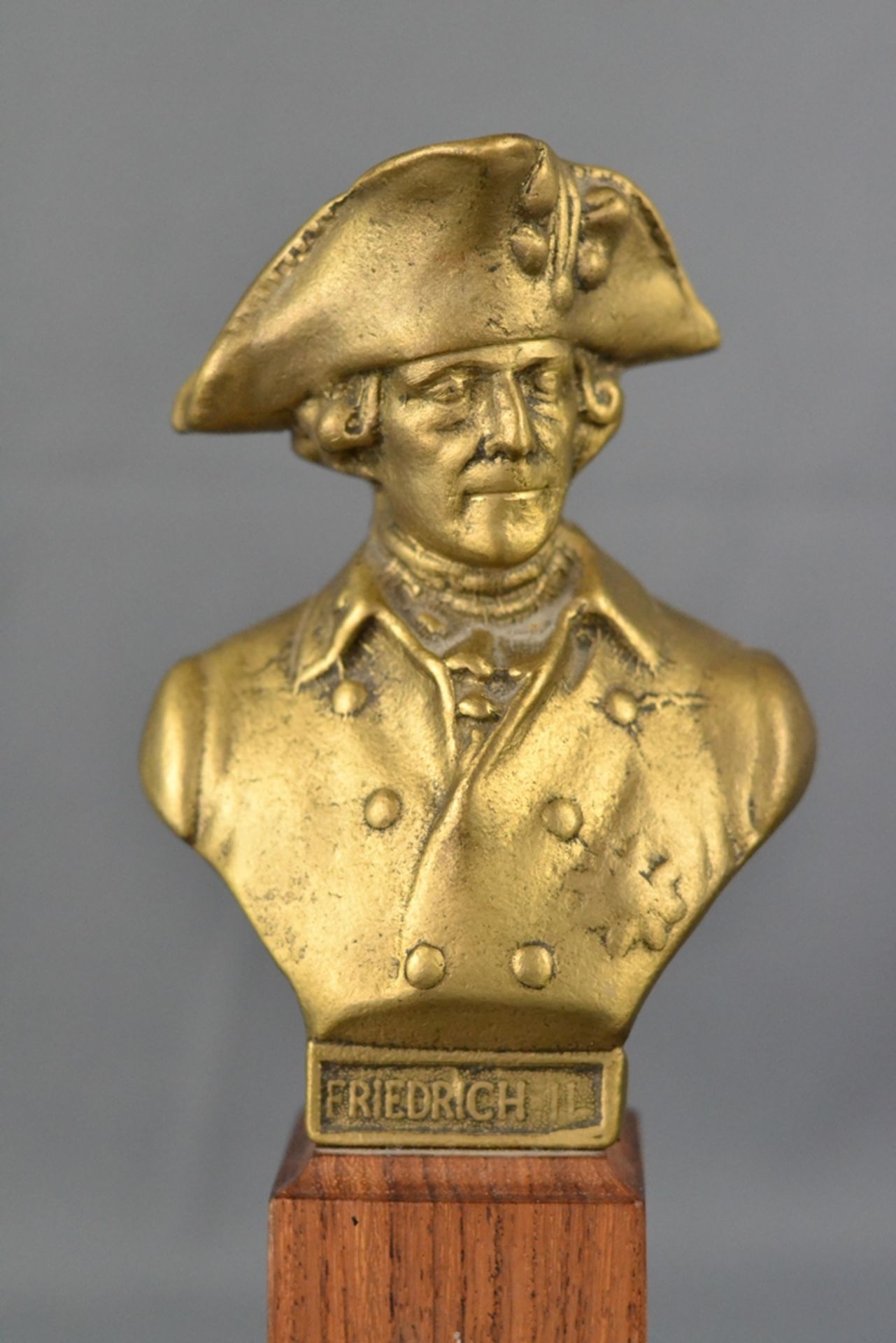 Bust "Frederick II", metal casting gilded, on high wooden base, height 22,5cm - Image 2 of 5