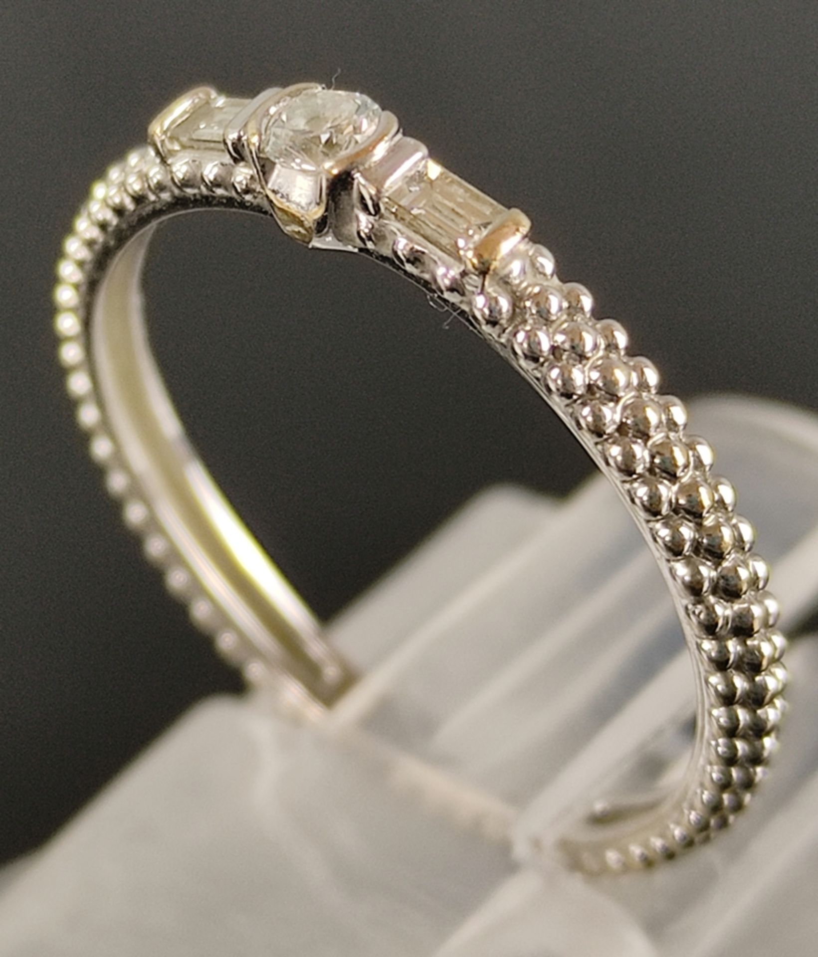 Delicate ring, Mauboussin, Paris, in the center brilliant cut diamond to the left and right baguett - Image 4 of 5