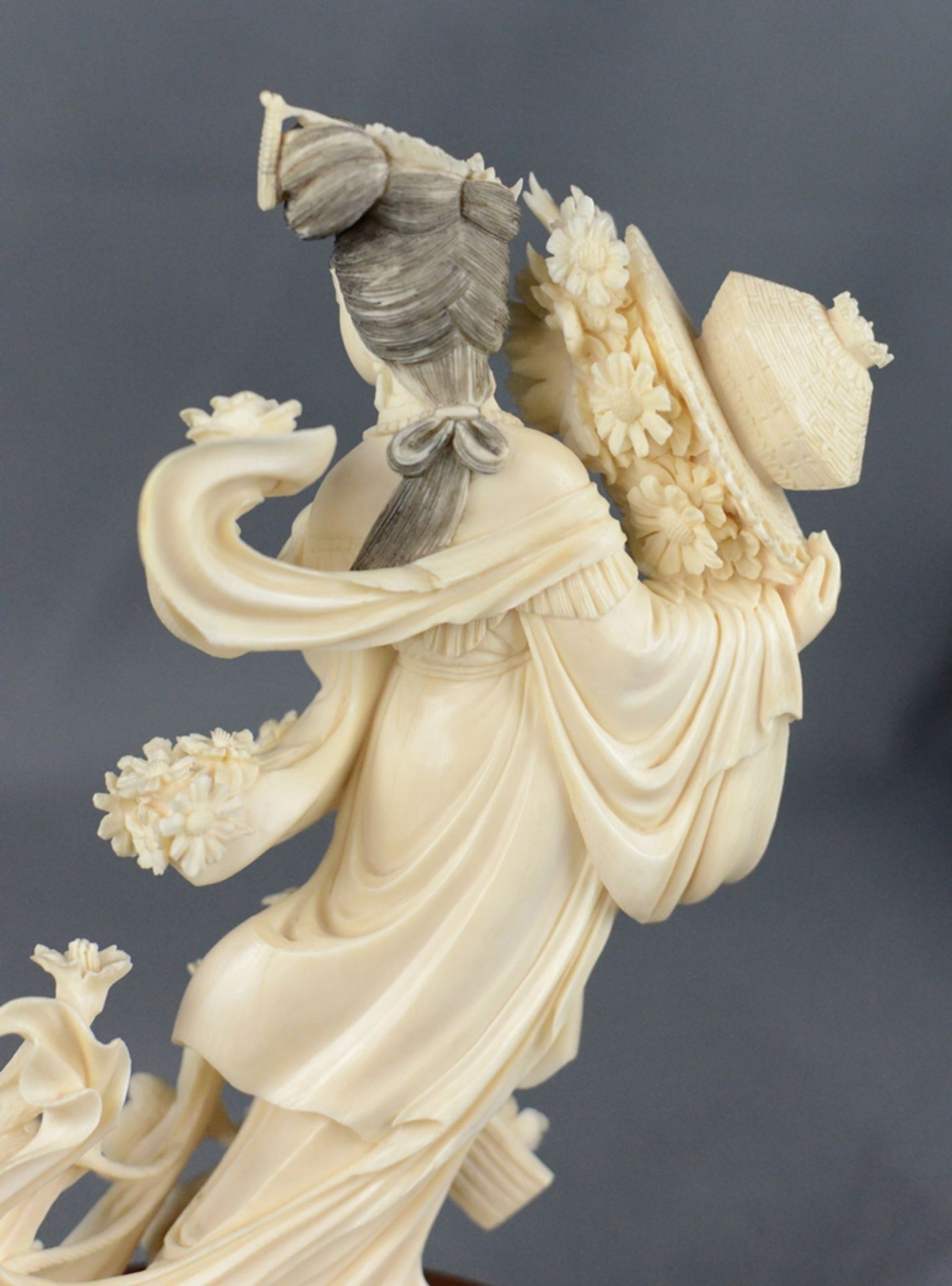 Guanyin figure, standing female figure, holding the a basket of peonies in her hands, richly decora - Image 5 of 5