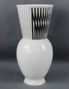 Moderne Vase, KPM, "Halle 3", Rasch Dekor, im Stil des Bauhaus, limitierte Sonderedition, Höhe 21cm