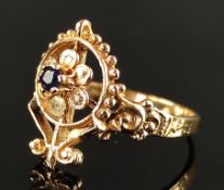 Ring, antikisierend, mit kleinem Saphir als Blüte eingefasst, 333/8K Gelbgold (getestet), 2,6g, Grö
